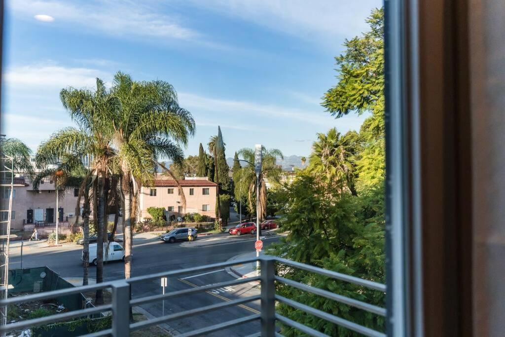 Calm & Cozy 2 Bedroom Townhome 10 Min From Universal Studios ロサンゼルス エクステリア 写真